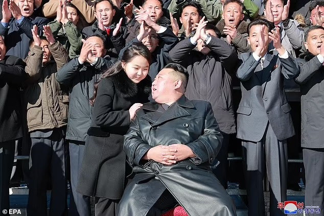 Trang phục tương đồng giữa ông Kim Jong un và con gái nói lên điều gì?