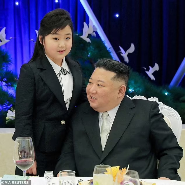 Trang phục tương đồng giữa ông Kim Jong un và con gái nói lên điều gì?