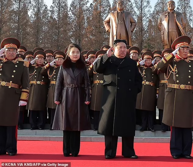 Trang phục tương đồng giữa ông Kim Jong un và con gái nói lên điều gì?