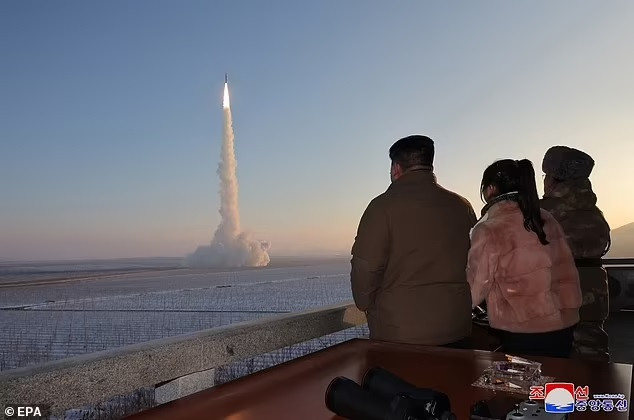 Trang phục tương đồng giữa ông Kim Jong un và con gái nói lên điều gì?