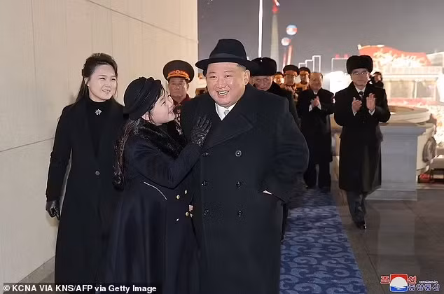 Trang phục tương đồng giữa ông Kim Jong un và con gái nói lên điều gì?