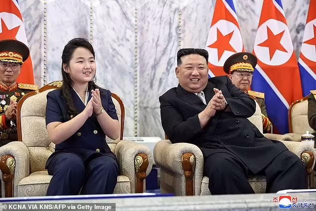 Trang phục tương đồng giữa ông Kim Jong un và con gái nói lên điều gì?