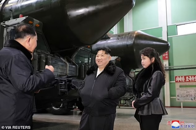 Trang phục tương đồng giữa ông Kim Jong un và con gái nói lên điều gì?