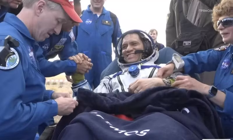 Các phi hành gia trở về sau số ngày kỷ lục ở Trạm Vũ trụ quốc tế ISS