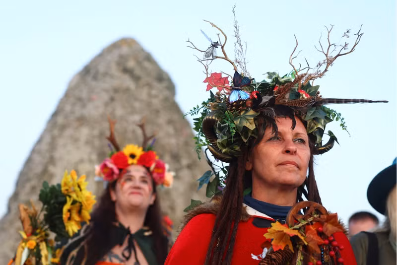 Trong một đêm này, những người thờ phượng được phép qua đêm bên trong vòng tròn đá. Những người khác tụng kinh hoặc chơi guitar. Đám đông đổ về vòng đá cổ Stonehenge đón hạ chí