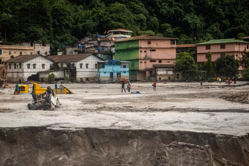 Người dân tại khu vực bị ảnh hưởng bởi lũ lụt ở Golitar. Thảm họa do lở đất và lũ lụt thường xuyên xảy ra ở khu vực Himalaya của Ấn Độ trong mùa gió mùa từ tháng 6 đến tháng 9. Chùm ảnh nước lũ tàn khốc quét qua Ấn Độ khiến hàng chục người thiệt mạng