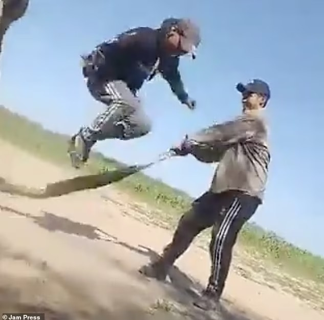 Video nhóm người dùng trăn làm dây nhảy gây phẫn nộ trên mạng xã hội