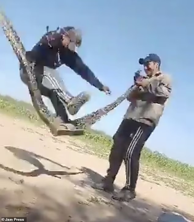 Video nhóm người dùng trăn làm dây nhảy gây phẫn nộ trên mạng xã hội