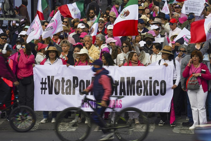 Biển người xuống đường ở Mexico 
