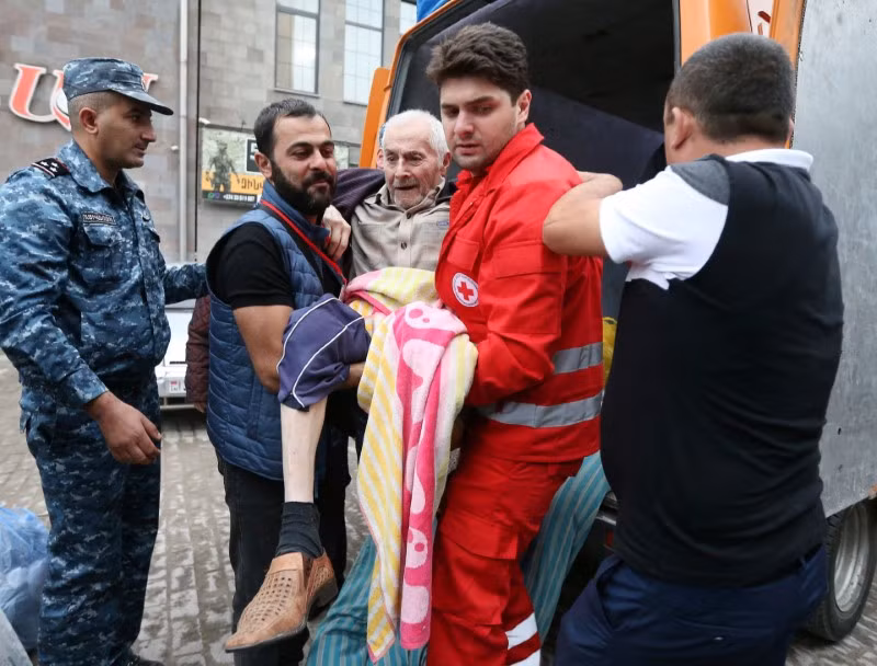 Chùm ảnh người Armenia ở Karabakh ồ ạt di cư 