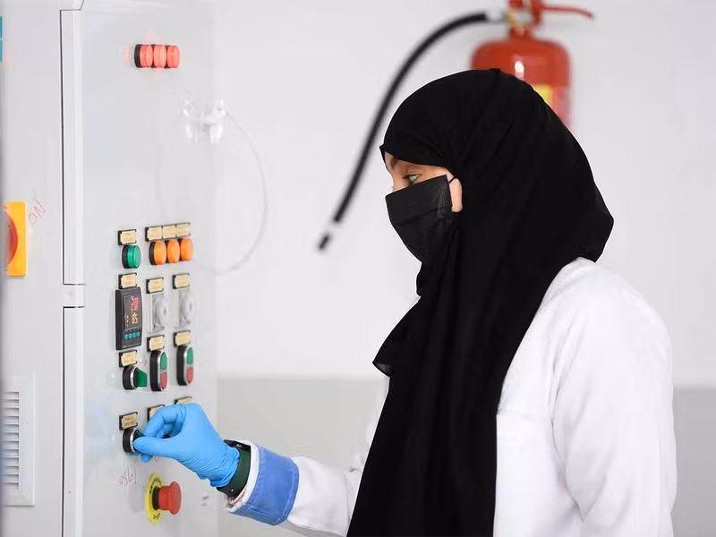 Nhà máy mang đến cho phụ nữ Taif một cơ hội duy nhất để đóng góp cho sự phát triển của vương quốc và dấn thân vào một lĩnh vực mới. Chùm ảnh phụ nữ Taif biến hoa hồng thành vàng