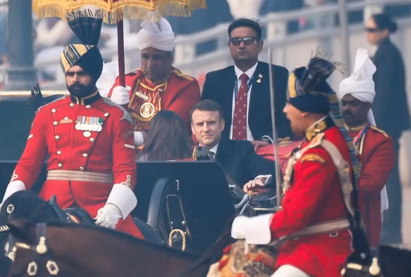 Tổng thống Pháp Emmanuel Macron là khách mời chính trong lễ kỷ niệm. Tổng thống Ấn Độ Draupadi Murmu đi cùng ông Macron trên xe ngựa mang tính nghi lễ thời thực dân Anh. Ấn Độ thể hiện sức mạnh quân sự, di sản văn hóa nhân Ngày Cộng hòa