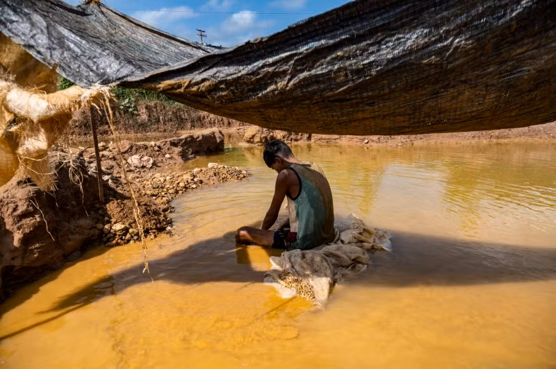 Khắc nghiệt vùng đất trẻ em 'cần vàng, không cần sách'