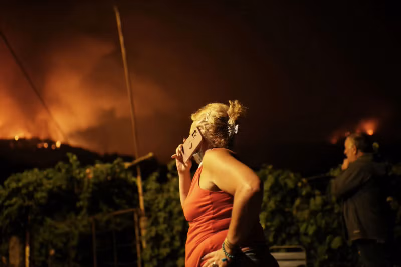 Chùm ảnh cháy rừng kinh hoàng, vượt tầm kiểm soát ở Tây Ban Nha 