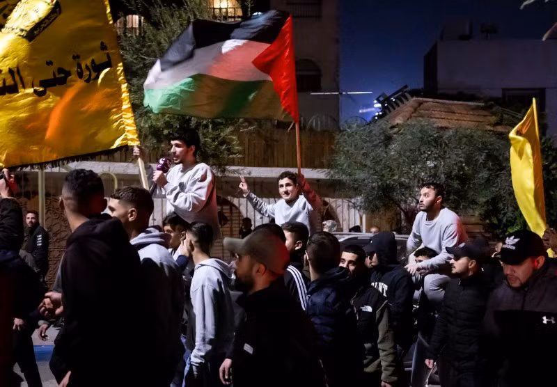 Hình ảnh biển người Palestine chờ tù nhân được trả tự do