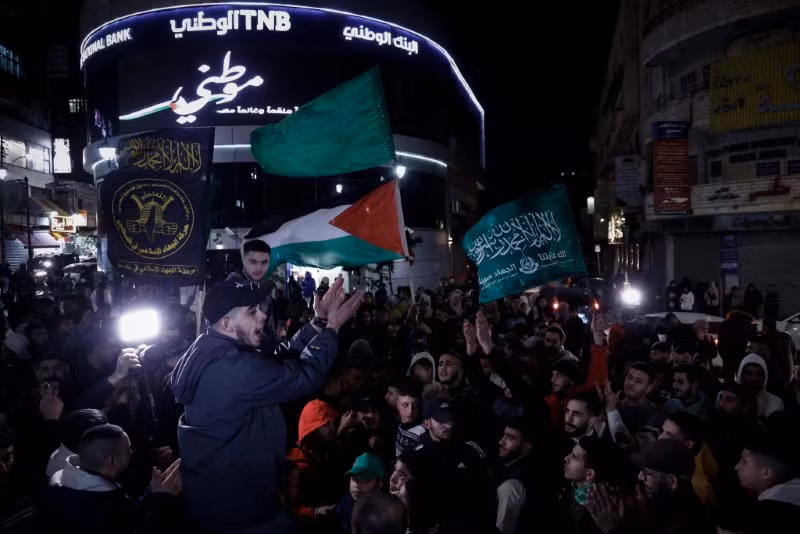 Hình ảnh biển người Palestine chờ tù nhân được trả tự do