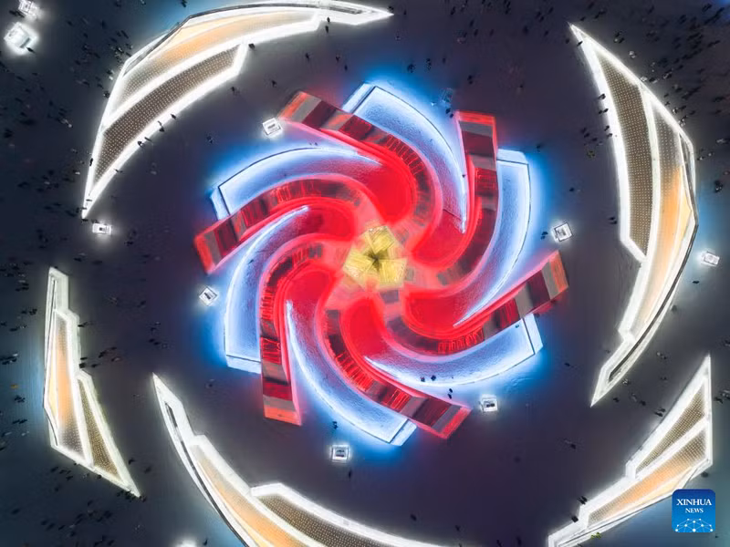 Chùm ảnh hàng ngàn người chịu lạnh âm 20 độ trong Thế giới băng tuyết