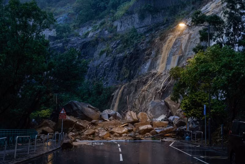 Quang cảnh một con đường bị chặn bởi đất đá sau trận mưa lớn. Hình ảnh Hong Kong tê liệt vì lũ lụt sau bão Haikui