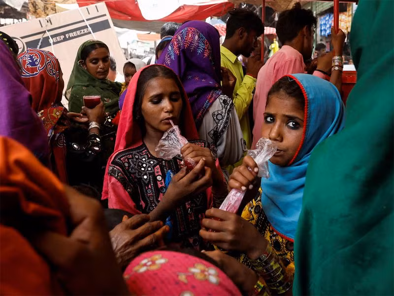 Chùm ảnh người dân Pakistan trong cái nóng vượt 52 độ C