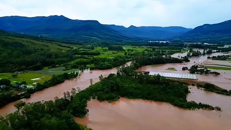 Chùm ảnh bão tấn công làm vỡ đập thủy điện, ít nhất 29 người thiệt mạng