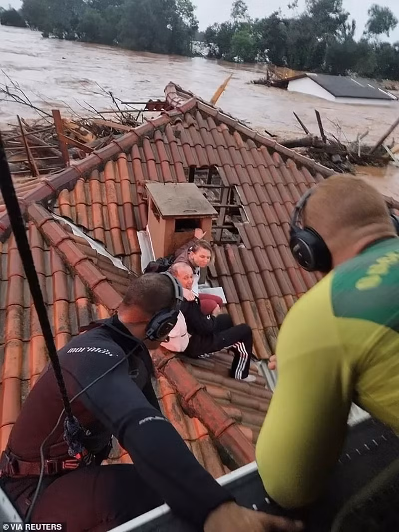 Chùm ảnh bão tấn công làm vỡ đập thủy điện, ít nhất 29 người thiệt mạng