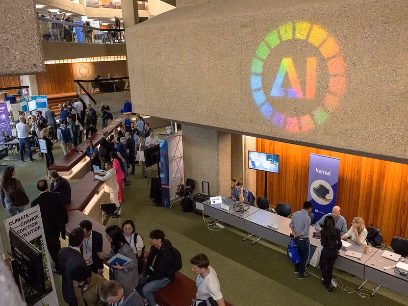 Robot chơi bóng đá tại Thượng đỉnh AI vì điều tốt đẹp