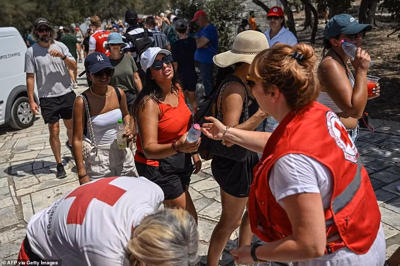 Chùm ảnh người dân châu Âu vật vã trước làn sóng nhiệt