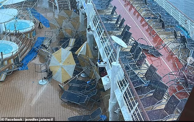 Video bão kinh hoàng tấn công siêu du thuyền