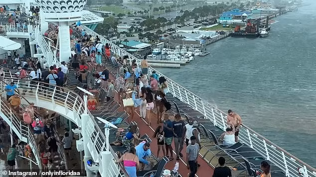 Video bão kinh hoàng tấn công siêu du thuyền