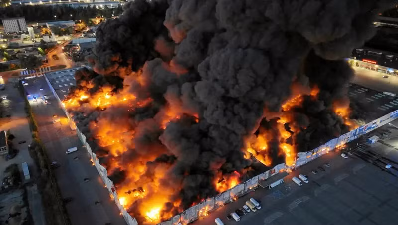 Chùm ảnh hỏa hoạn thiêu rụi 1.400 cửa hàng ở thủ đô Ba Lan 