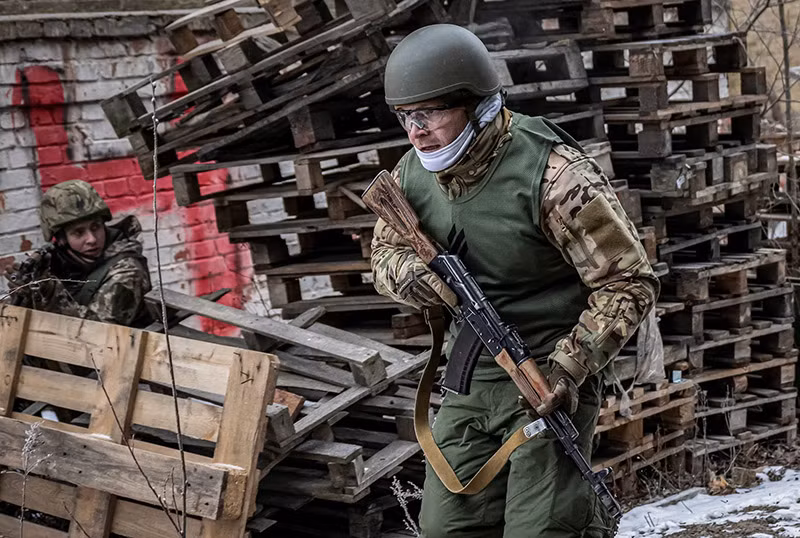 Chùm ảnh tân binh và tình nguyện viên Ukraine luyện phòng thủ