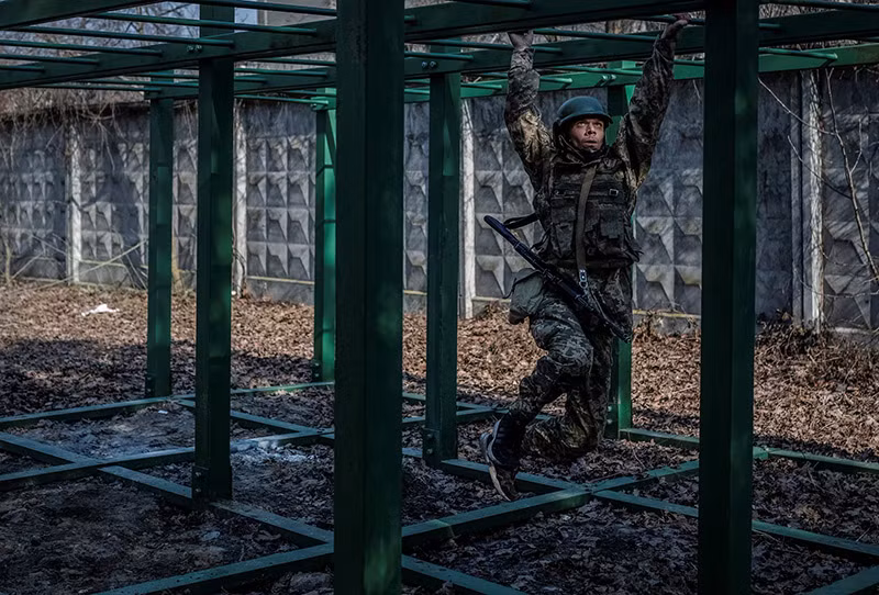 Chùm ảnh tân binh và tình nguyện viên Ukraine luyện phòng thủ