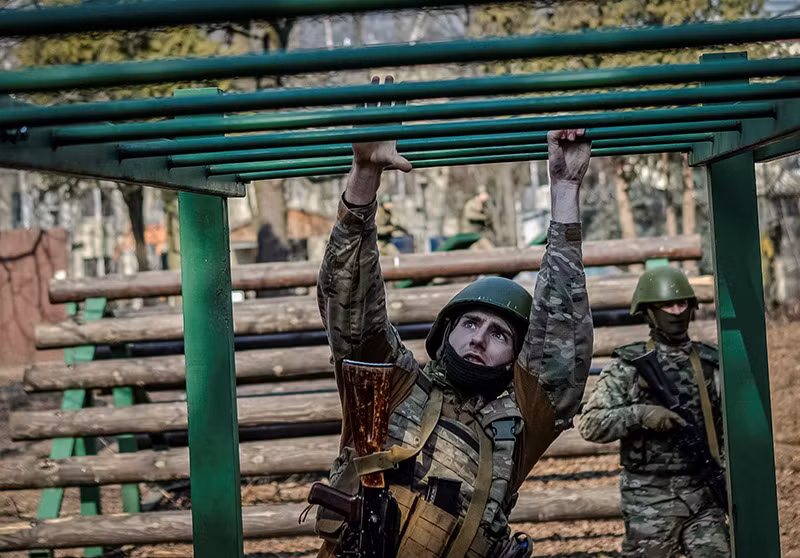 Chùm ảnh tân binh và tình nguyện viên Ukraine luyện phòng thủ