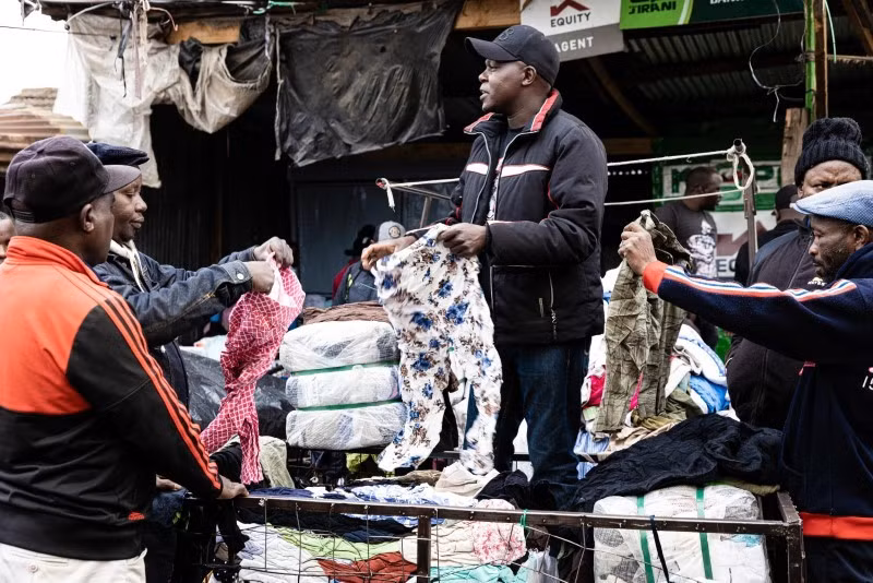 Nicholas Kilonzi lập nghiệp tại Gikomba. Năm 2009, cha anh qua đời và gia đình không đủ khả năng chi trả cho việc học của Kilonzi. Chùm ảnh chợ quần áo cũ khổng lồ ở Kenya