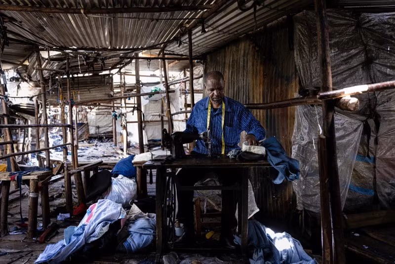 Chỉ riêng chợ quần áo cũ Gikomba đã cung cấp việc làm cho khoảng 65.000 người. Chùm ảnh chợ quần áo cũ khổng lồ ở Kenya