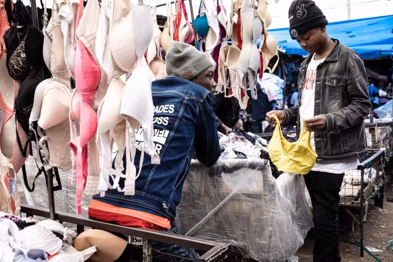 Trong những năm qua, chất lượng quần áo nhập khẩu từ nước ngoài đi xuống cùng với lợi nhuận của Kilonzi. Chùm ảnh chợ quần áo cũ khổng lồ ở Kenya
