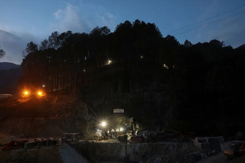 Hình ảnh giải cứu 41 công nhân mắc kẹt 17 ngày trong đường hầm ở dãy Himalaya