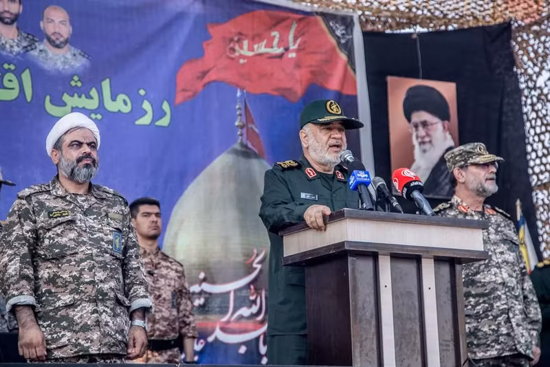 Chùm ảnh Iran bất ngờ tập trận ở Vịnh Ba Tư 