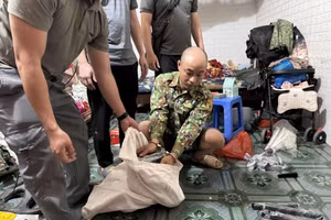 Đối tượng buôn bán súng bị bắt giữ cùng tang vật. (Ảnh: CAHT)