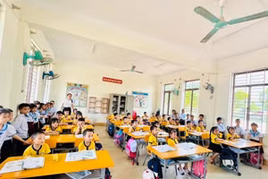 Các cháu nhỏ tham quan, làm quen tại Trường Tiểu học Đức Lạng. (Ảnh: Tiến Dũng)