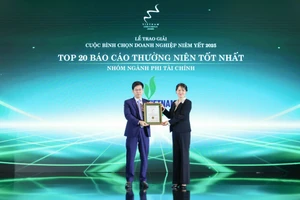 Ông Nguyễn Đình Thi – Trưởng ban Kinh tế kế hoạch PV Power, đại diện Tổng công ty nhận giải thưởng Top 20.