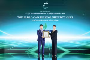 Ông Nguyễn Đình Thi – Trưởng ban Kinh tế kế hoạch PV Power, đại diện Tổng công ty nhận giải thưởng Top 20.