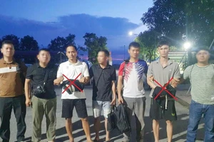 Quang và Tiến (dấu x) bị lực lượng chức năng bắt giữ. (Ảnh: CAHT)