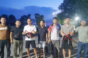 Quang và Tiến (dấu x) bị lực lượng chức năng bắt giữ. (Ảnh: CAHT)