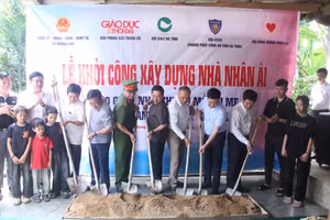 Các đại biểu thực hiện nghi thức khởi công.