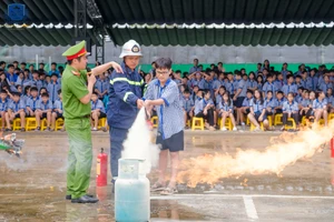 Học sinh thực hành các phương pháp chữa cháy.