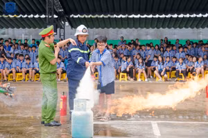 Học sinh thực hành các phương pháp chữa cháy.