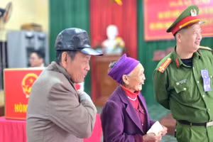 Cử tri ở Hà Tĩnh hân hoan cầm lá phiếu, lựa chọn ứng cử viên tiêu biểu.