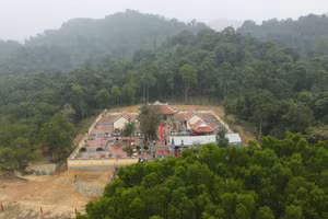 Đền thờ Anh hùng liệt sĩ được xây dựng tại khu vực sân bay dã chiến LiBi trong lòng hồ Kẻ Gỗ.