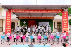 Chương trình "Thương trò rốn lũ" trao tặng 21 chiếc xe đạp cho học sinh Trường Tiểu học và THCS Sơn Lĩnh.